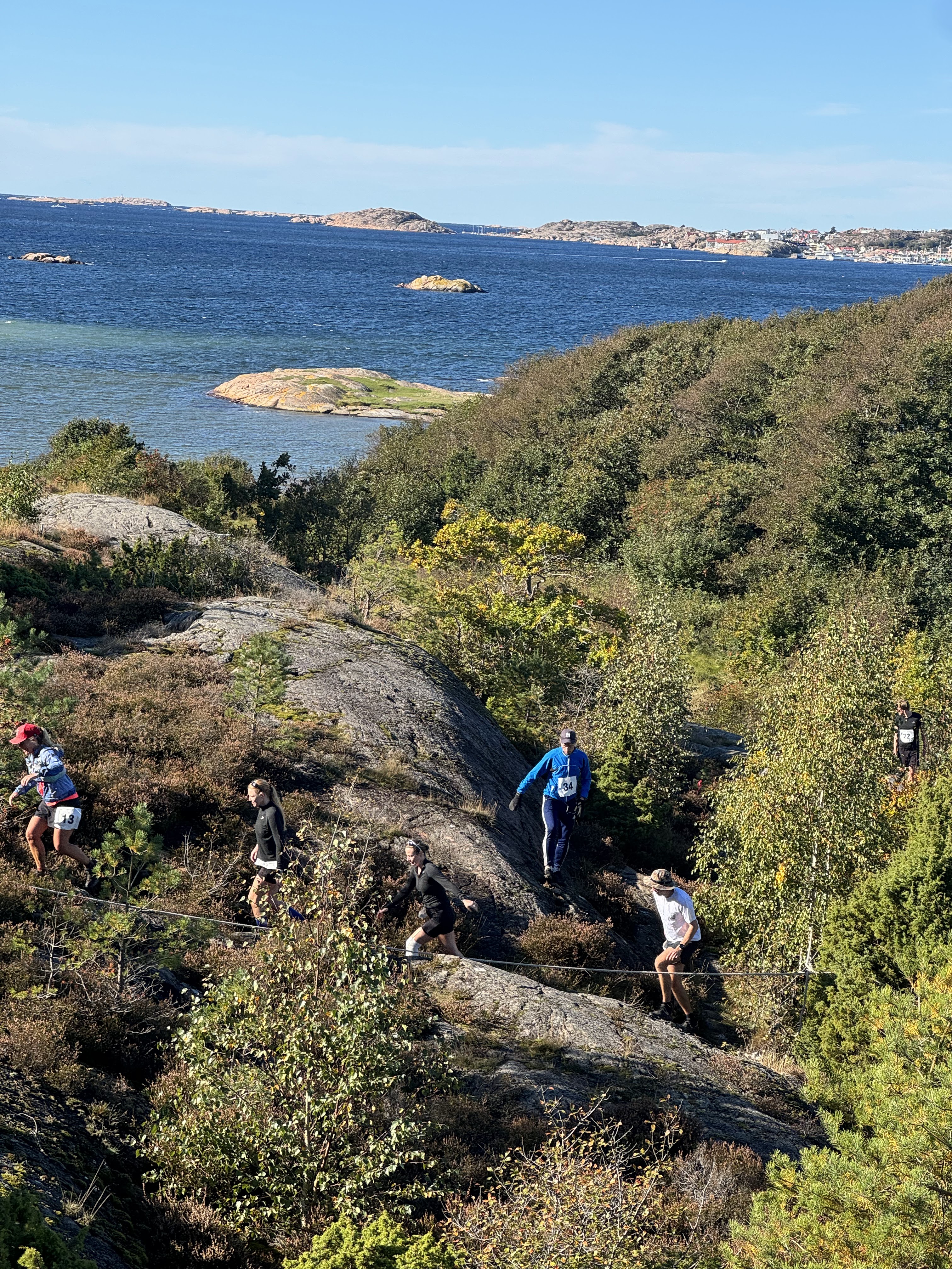 Löpare klättrar över klippan / Runner climbing the cliff